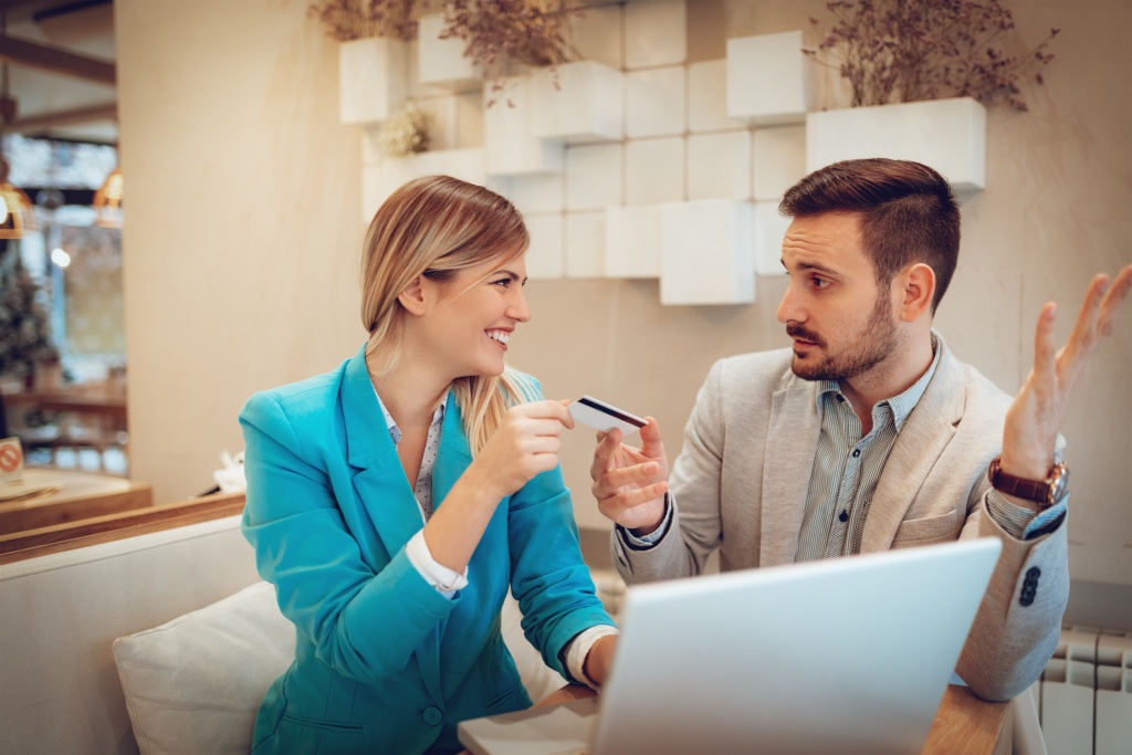 young-beautiful-couple-sitting-cafe-shopping-online-laptop.jpg улыбка