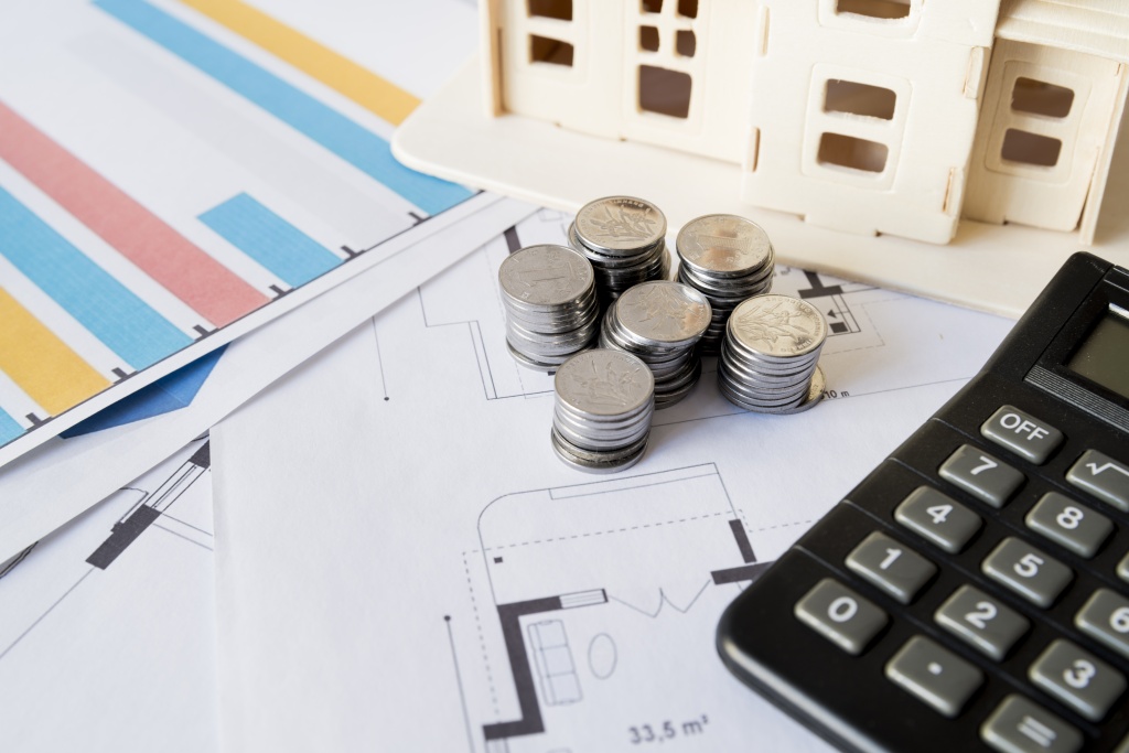 graph-stack-coins-calculator-house-model-blueprint.jpg дом