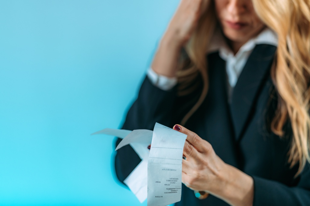 worried-business-woman-holding-bills-inflation-increasing-costs.jpg чек