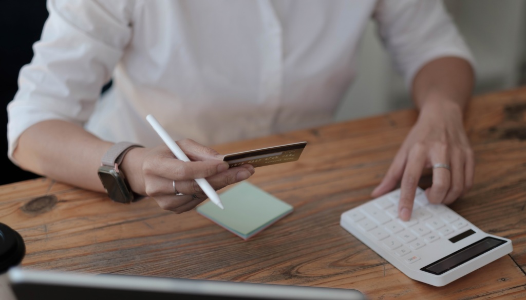 calculate-how-much-cost-spending-have-with-credit-cards.jpg часы