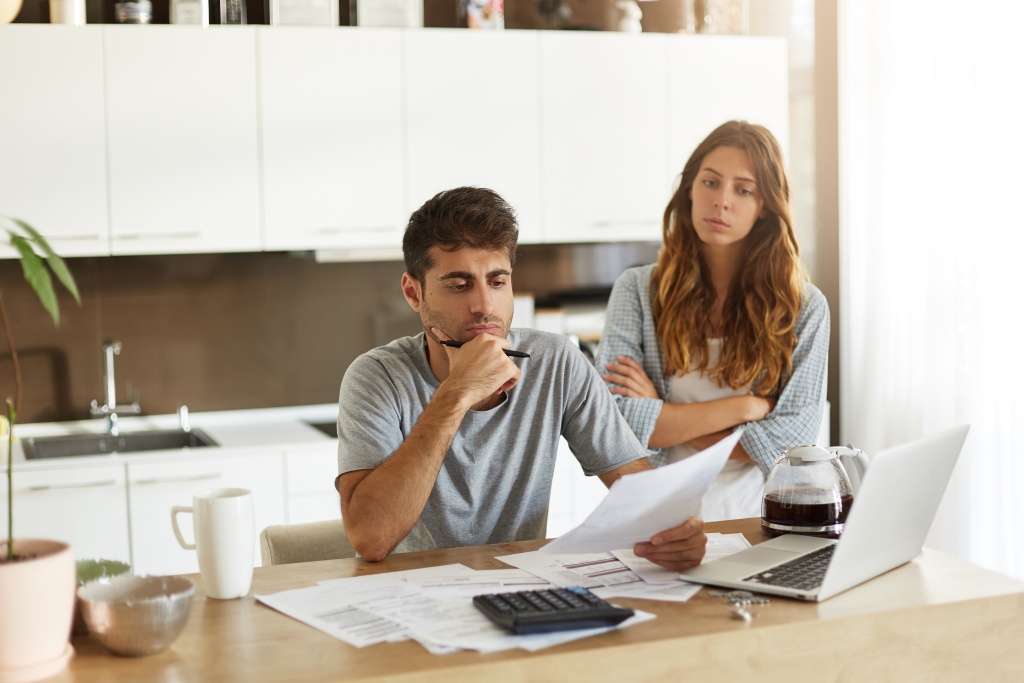 young-couple-checking-their-family-budget.jpg чайник