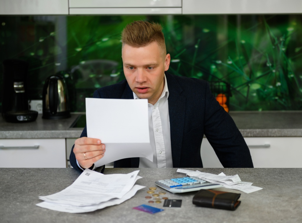 man-reading-notice-regarding-late-payments.jpg кухня