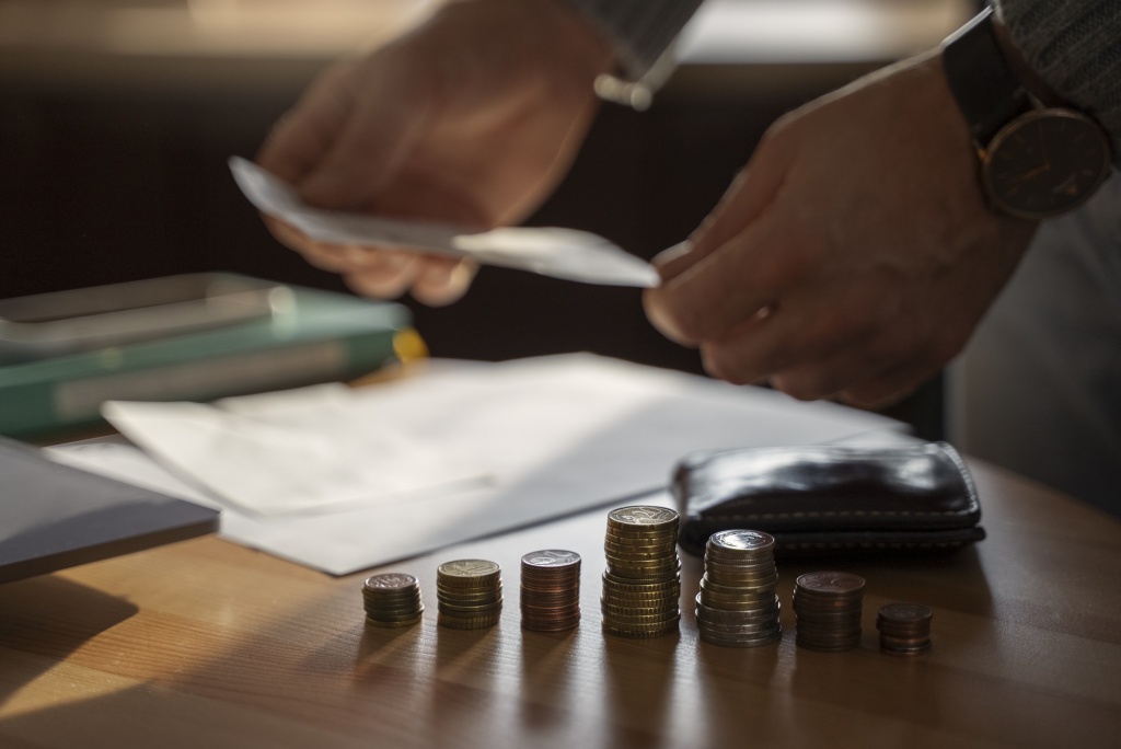close-up-coins-saved-energy-crisis-expenses.jpg кошелек