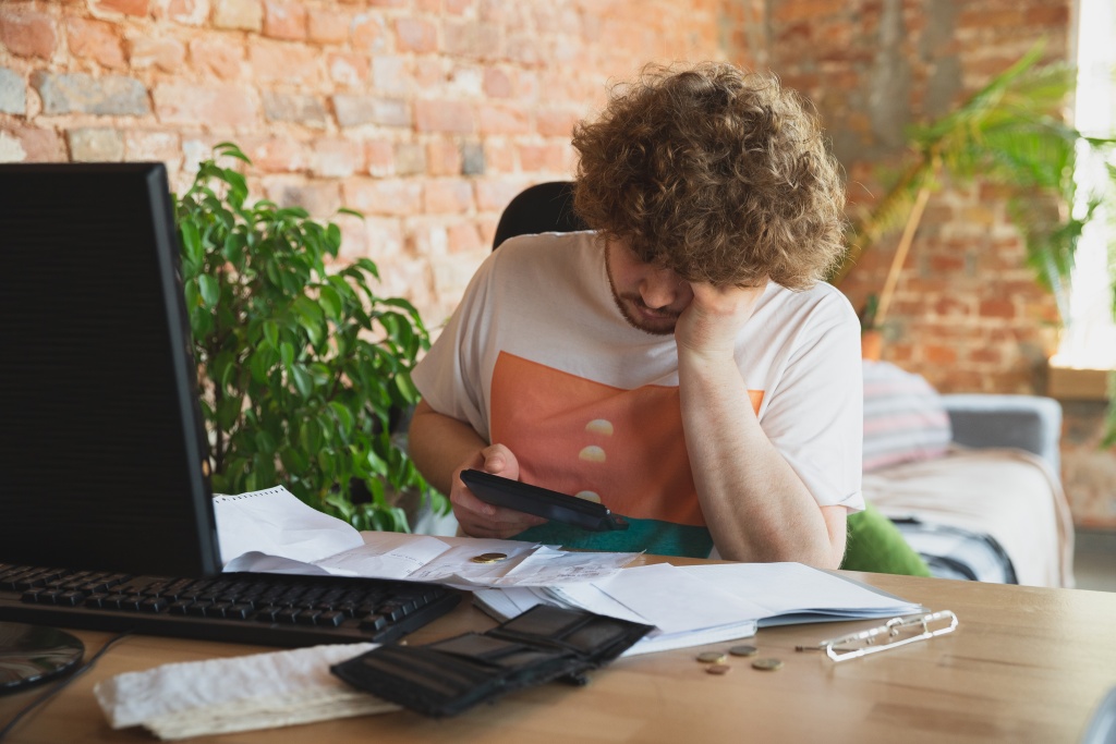 caucasian-upset-despair-man-doing-financial-economical-reports.jpg кудри