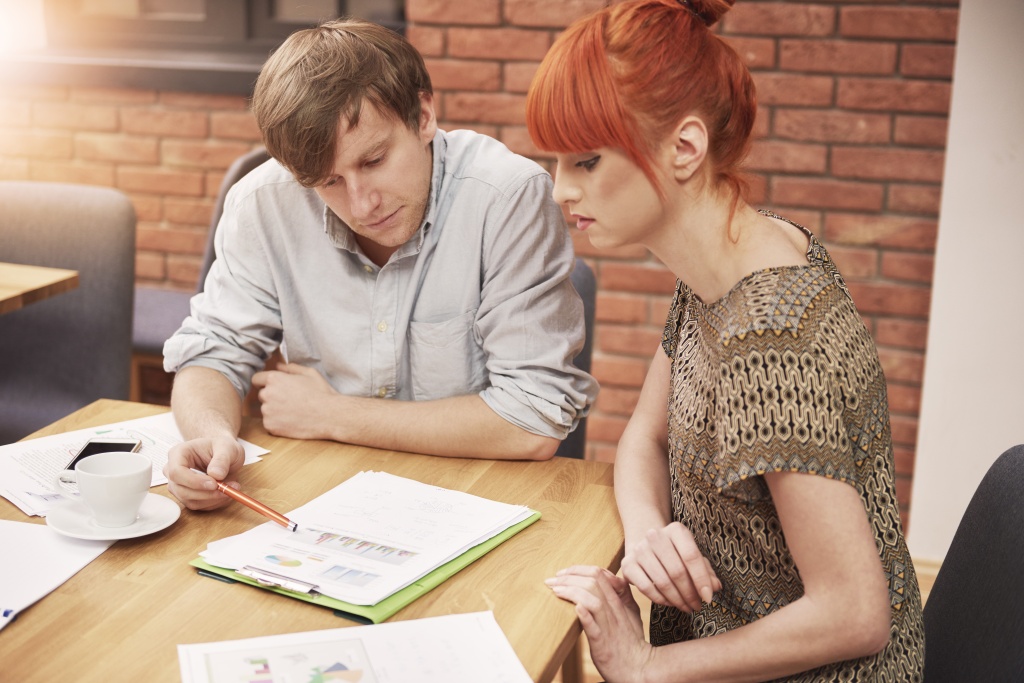 group-creative-people-analyzing-result-work.jpg рыжие волосы