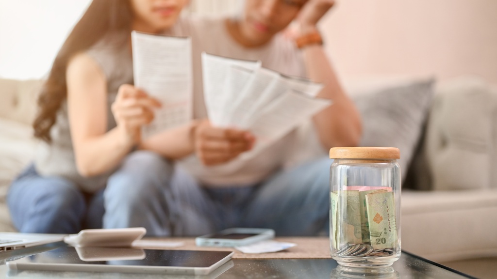 jar-coins-coffee-table-with-stressed-couple-planning-their-finances.jpg стол