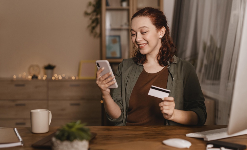 smiley-woman-using-her-smartphone-home-with-credit-card.jpg чашка
