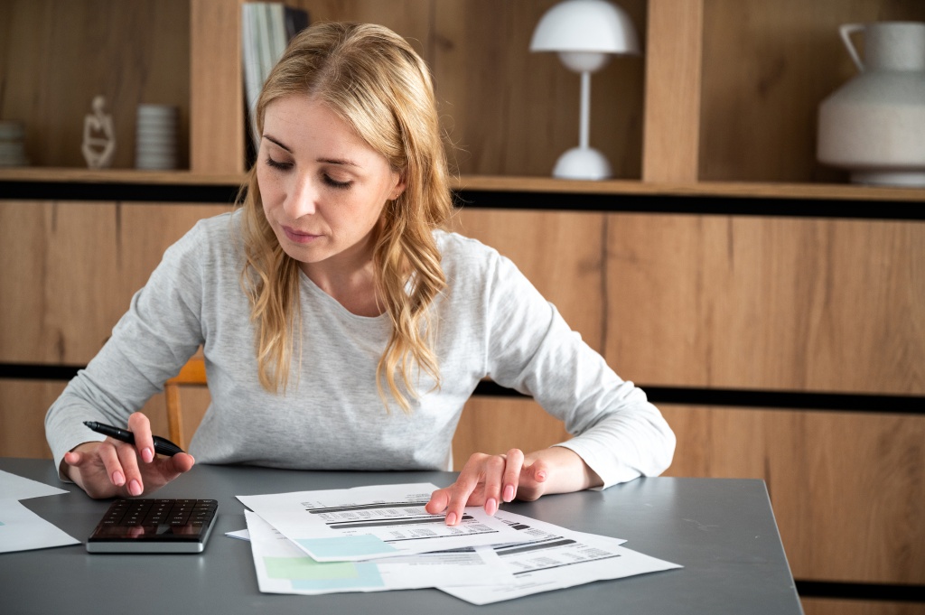woman-calculate-utility-bills-checking-household-finances-taxes-machine.jpg бумаги