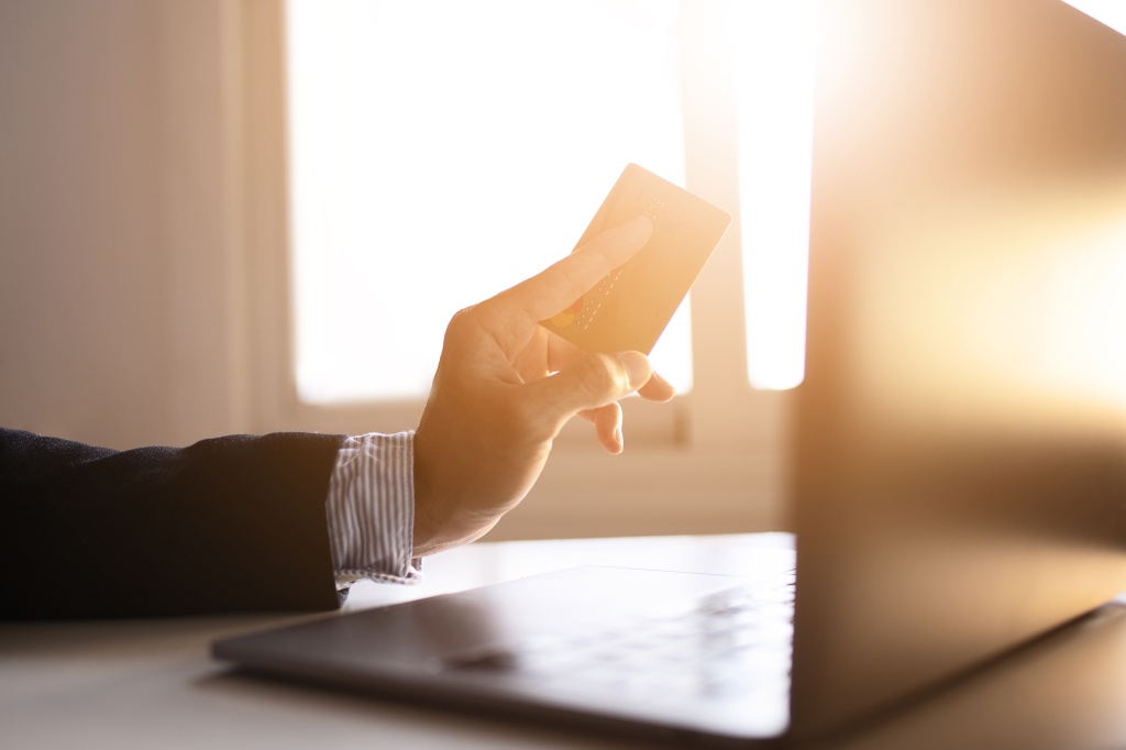 hands-businessman-using-laptop-card-internet.jpg солнечный свет